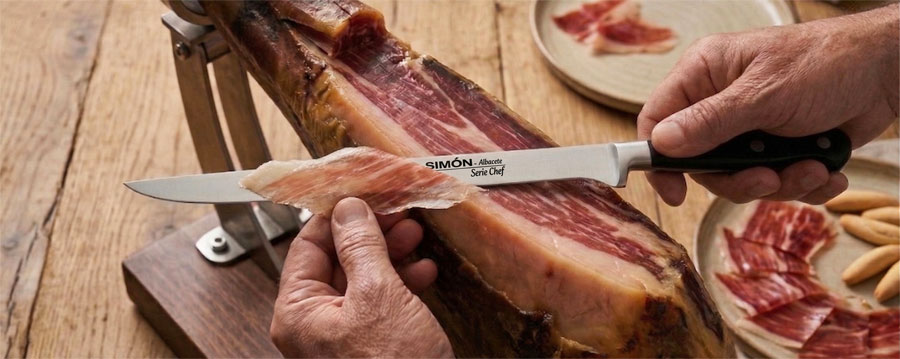 Cuchillo jamonero Serie Chef Simón cortando loncha fina